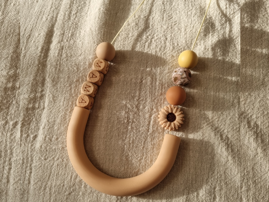 MAMA beige arch silicon nursing necklace with daisy