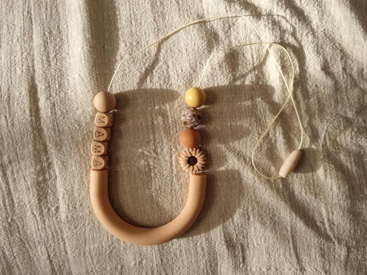 MAMA beige arch silicon nursing necklace with daisy