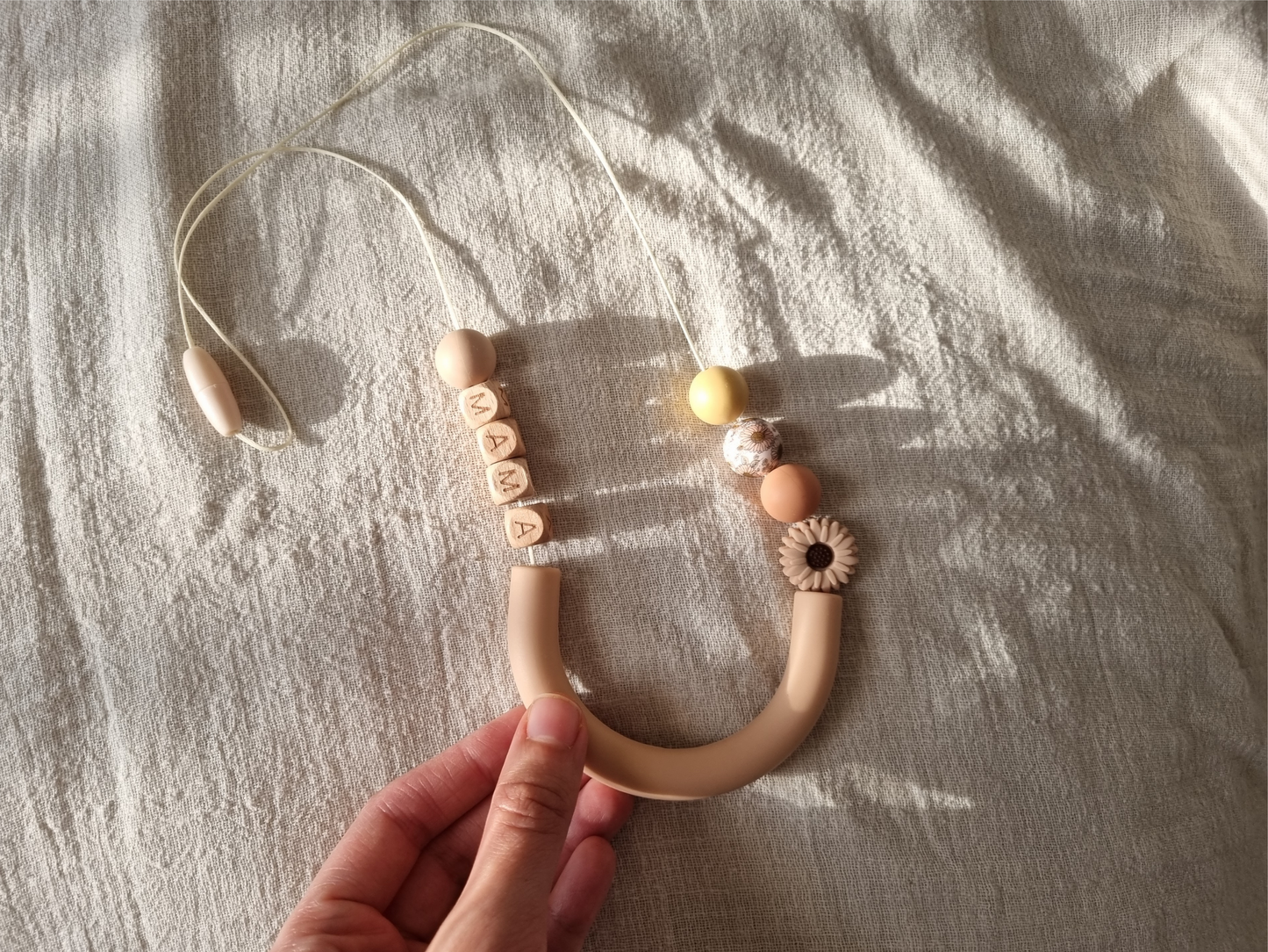 MAMA beige arch silicon nursing necklace with daisy